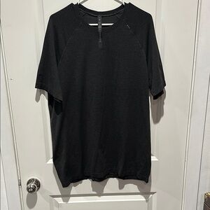 Men’s Lululemon grey/blk short sleeve shirt preloved XL